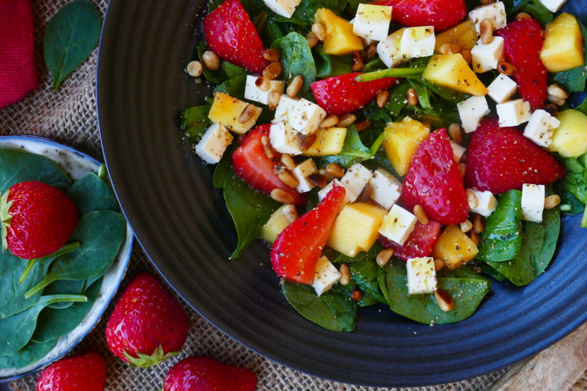 Sommerlicher Erdbeer-Mango-Salat mit Feta