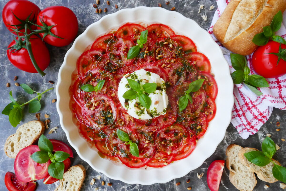 Tomaten-Carpaccio mit Burrata und Basilikumöl
