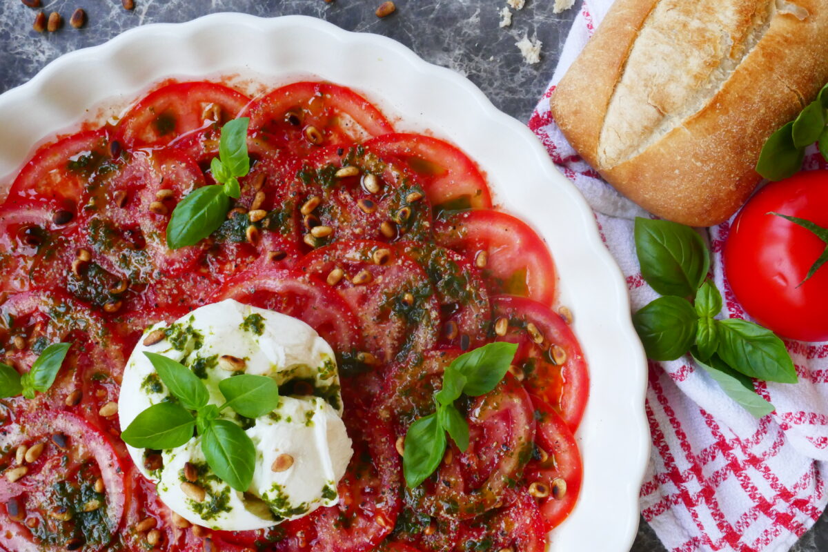 Tomaten-Carpaccio mit Burrata und Basilikumöl