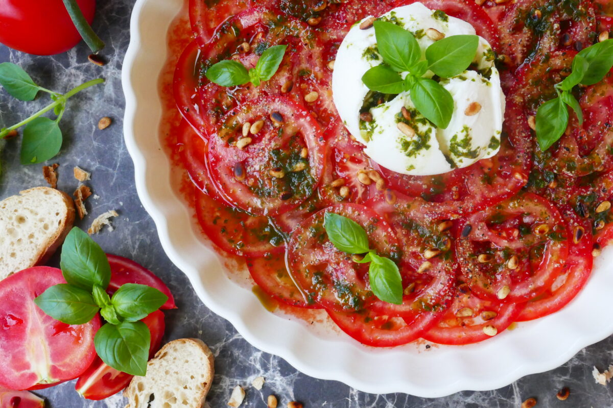 Tomaten-Carpaccio mit Burrata und Basilikumöl