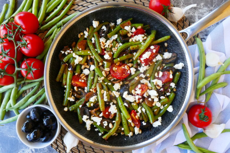 Mediterrane Bohnenpfanne mit Tomaten, Oliven und Feta