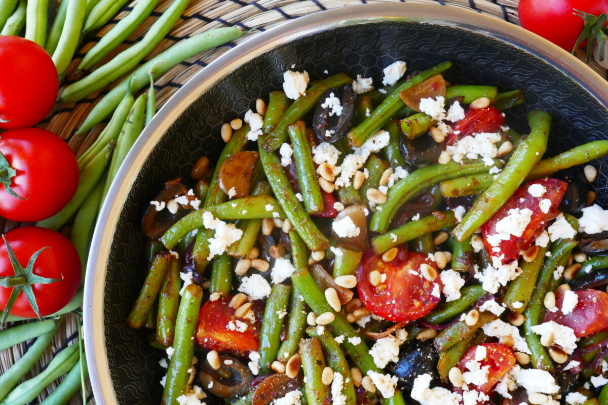 Mediterrane Bohnenpfanne mit Tomaten, Oliven und Feta