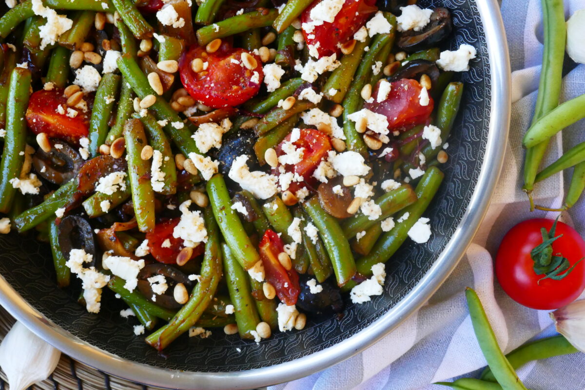 Mediterrane Bohnenpfanne mit Tomaten, Oliven und Feta