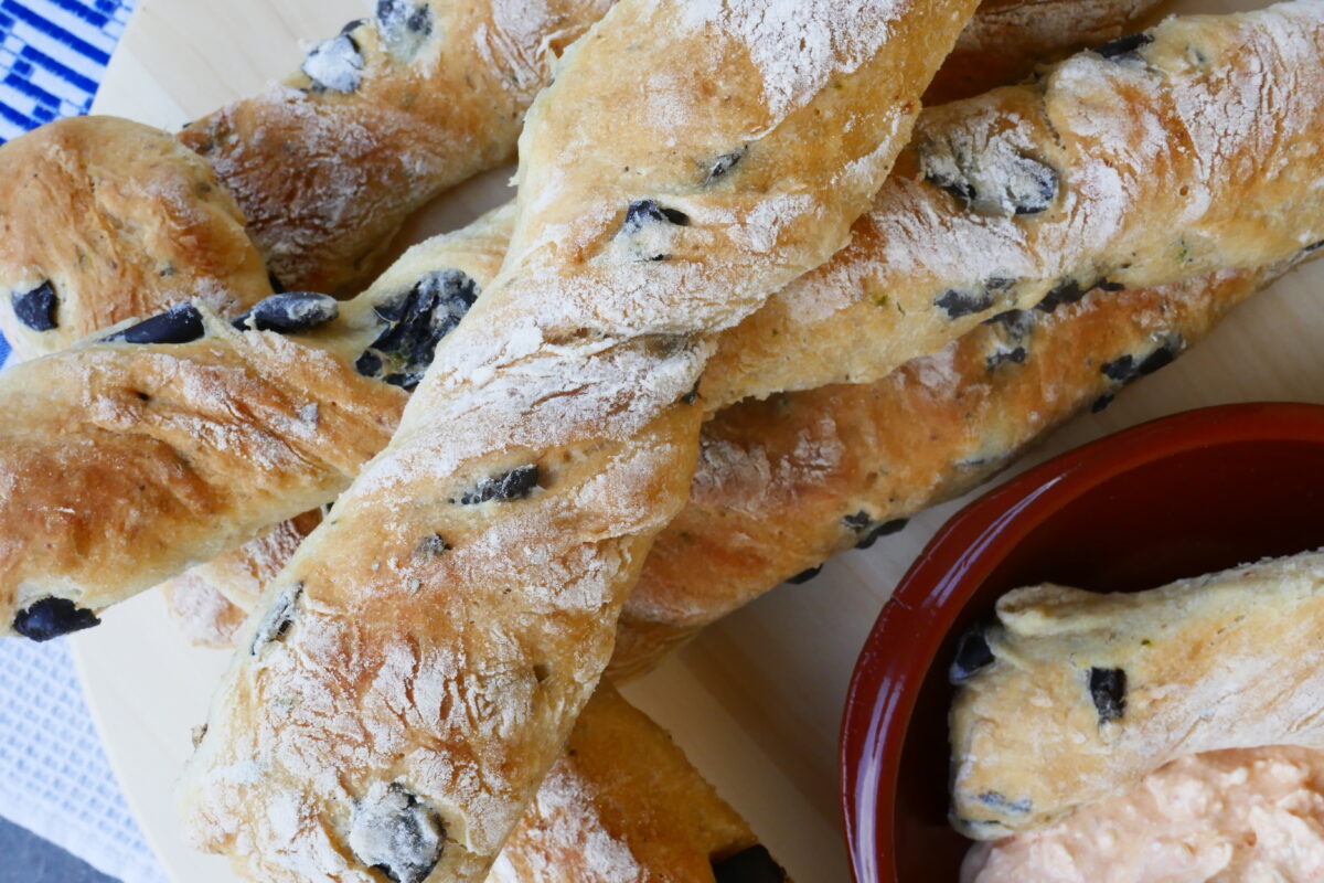 Olivenbrot-Stangen mit Feta-Chili-Dip