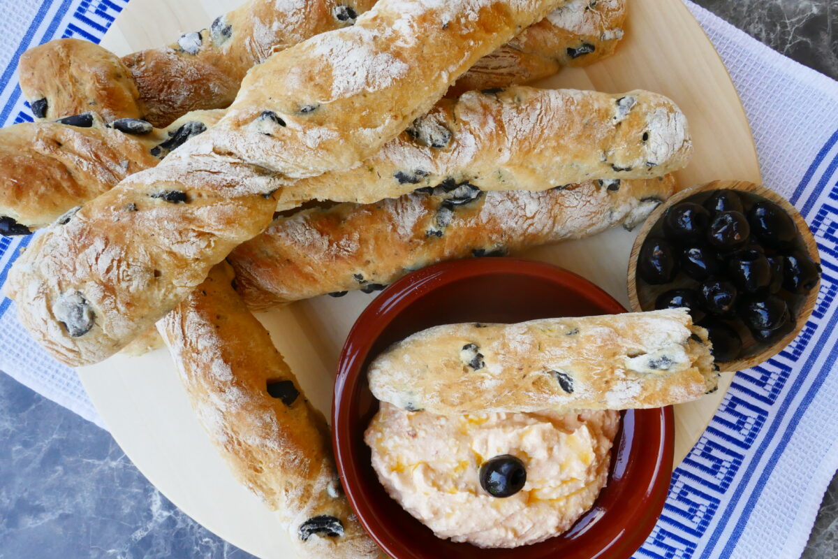 Olivenbrot-Stangen mit Feta-Chili-Dip