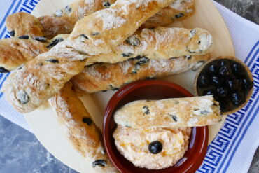 Olivenbrot-Stangen mit Feta-Chili-Dip