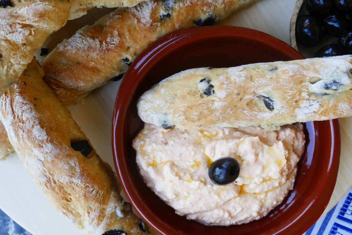 Olivenbrot-Stangen mit Feta-Chili-Dip