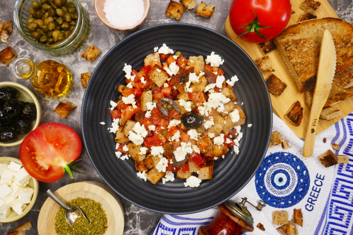 Knuspriger Brotsalat nach griechischer Art