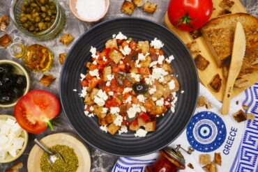Knuspriger Brotsalat nach griechischer Art