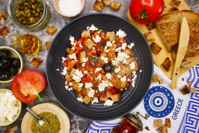 Knuspriger Brotsalat nach griechischer Art