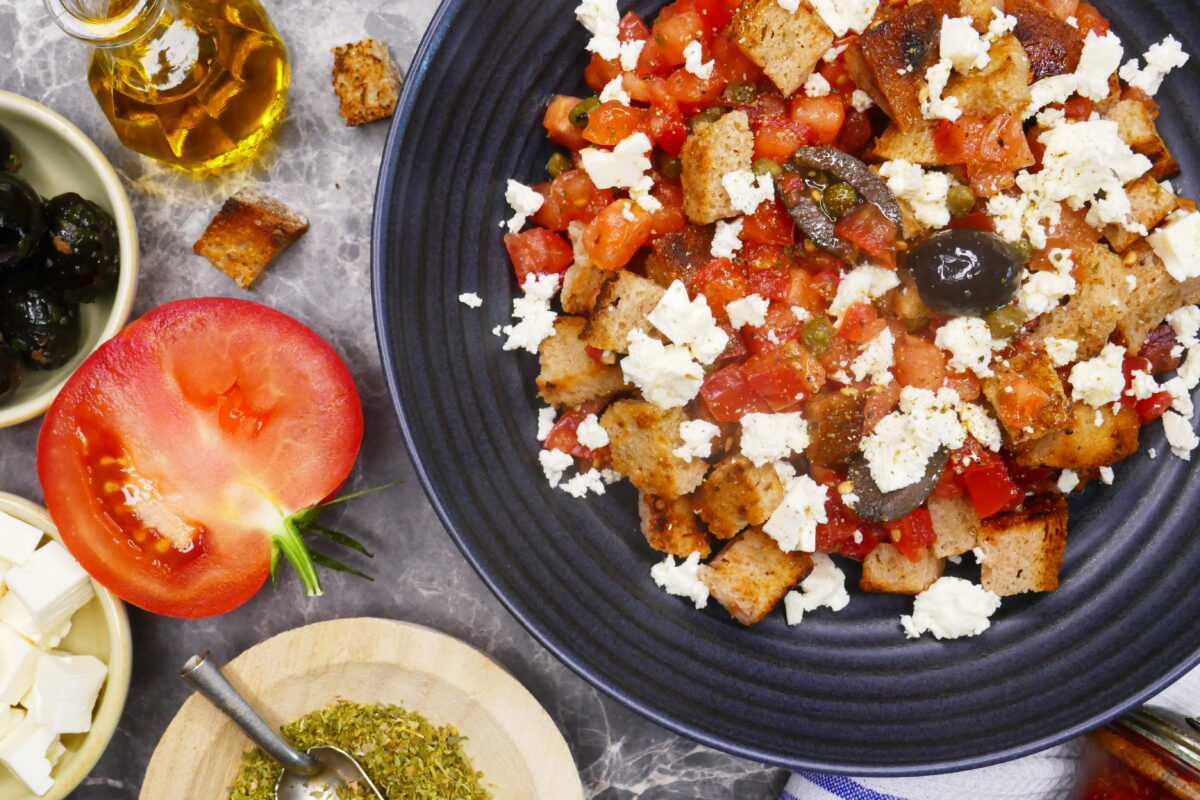Knuspriger Brotsalat nach griechischer Art