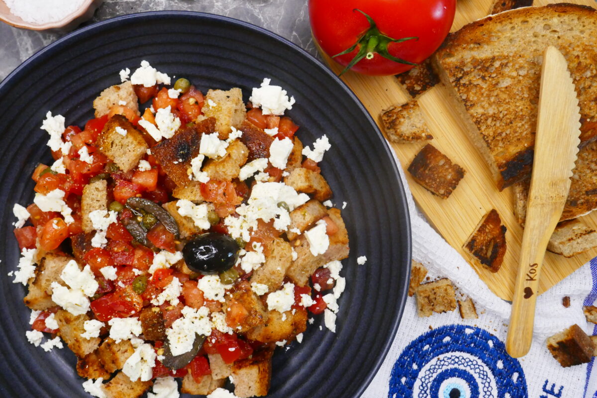 Knuspriger Brotsalat nach griechischer Art